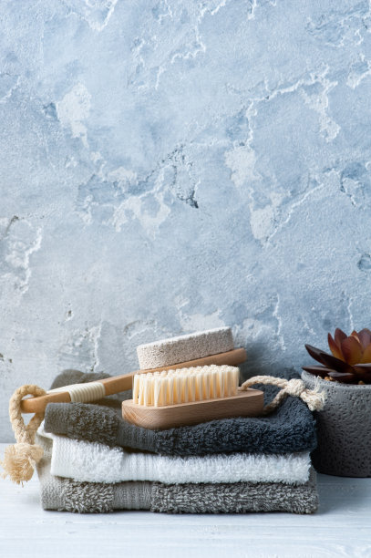 水疗组合与身体刷和毛巾图片下载