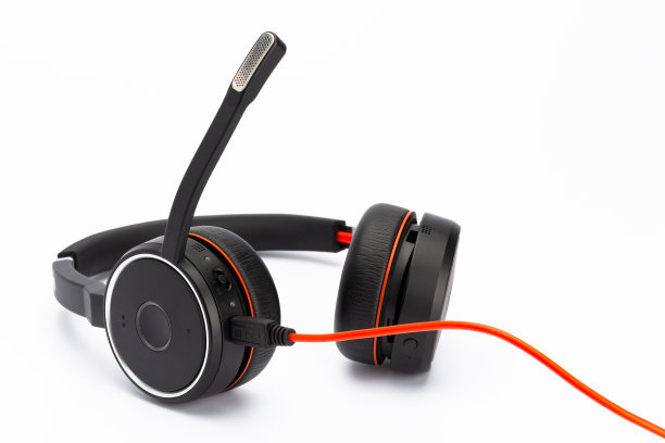 黑色耳机，带麦克风，红色充电线图片下载