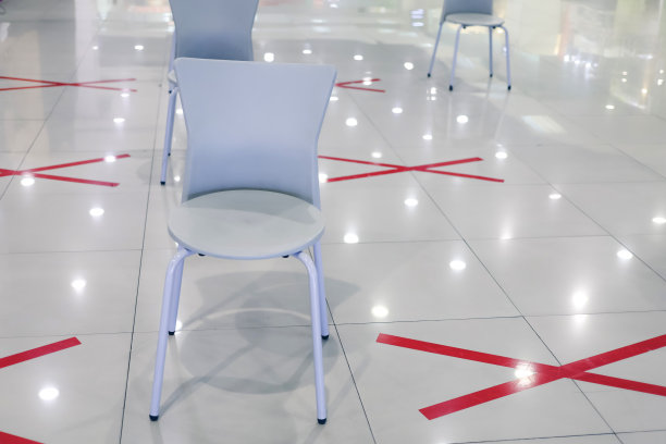 2019冠状病毒病期间，由于社交距离，一排排椅子被分散摆放图片下载