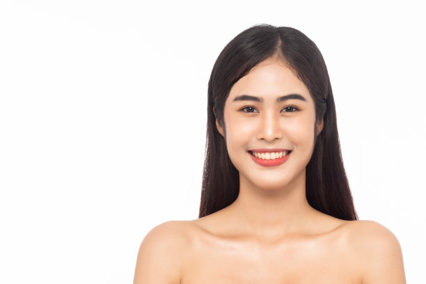 美丽年轻的亚洲女人与干净新鲜的皮肤。面部护理、美容、美容护肤理念。女孩美丽的脸孤立在白色的背景图片下载