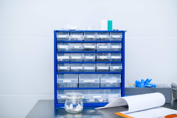 兽医诊所的医疗设备和药品图片下载