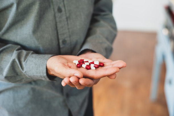 药胶囊在手。医学的概念。图片下载