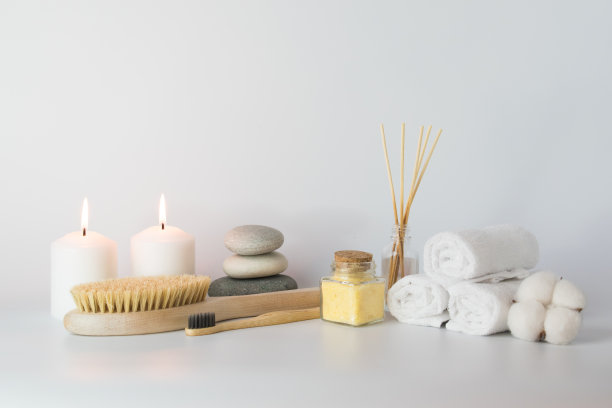 浴室和浴室配件与空间的副本在一个白色的背景图片下载