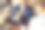 特写的女服务员在咖啡馆为客人提供甜点。图片下载