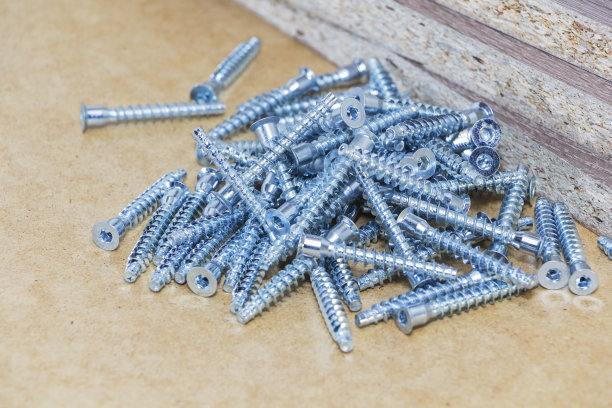 用螺钉固定的家具。金属螺丝。垂直的。金属螺丝。家具配件及配件。不锈钢。现实的。图片下载