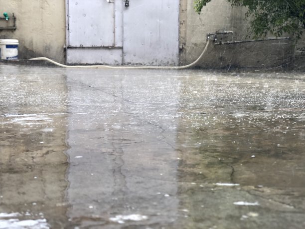 雨雪洒落在反光的地板上图片下载