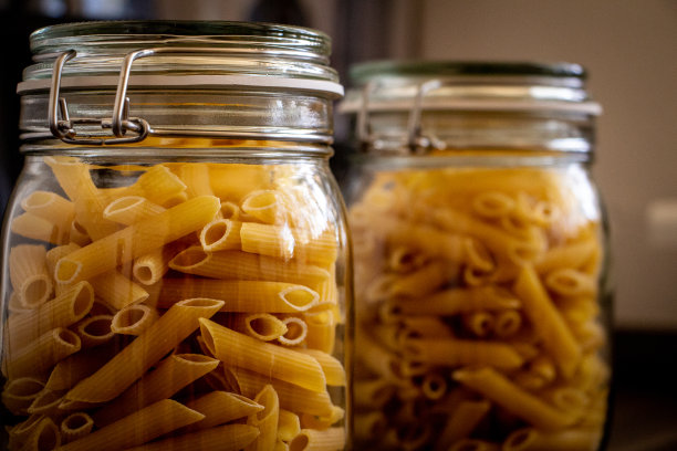 玻璃罐中生的通心粉图片下载