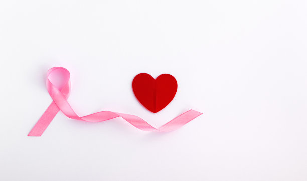 粉红色的丝带和红色的心在白色的背景。10月国际乳腺癌宣传月标志。妇女的健康。本空间图片下载