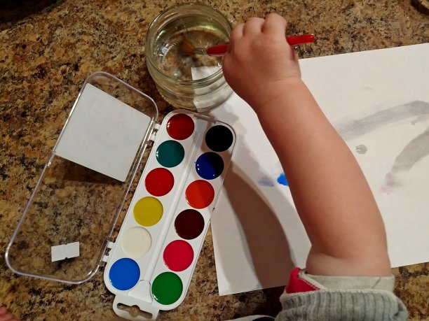 小男孩在家的桌子上用水彩画图片下载