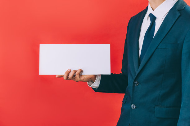 一个商人在红色背景上拿着一个白色盘子的模型。图片下载