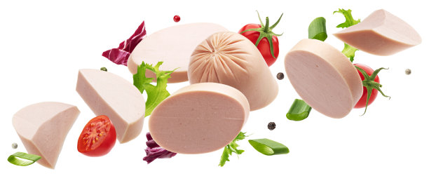 白背景上分离的煮香肠片图片下载