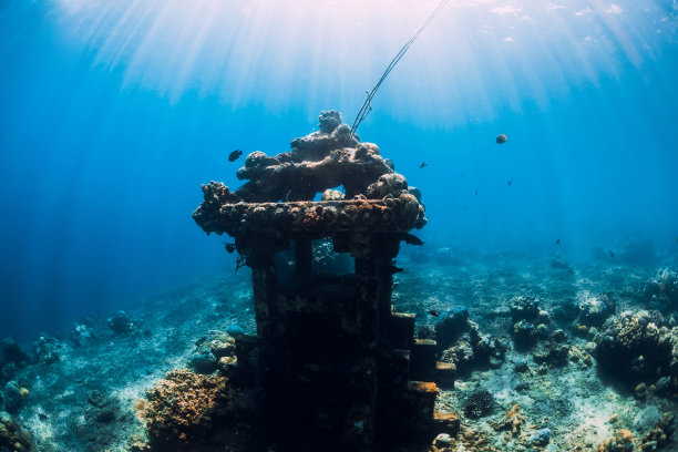 巴厘岛阿米德附近蓝色海洋中的水下神庙。潜水旅游网站图片下载