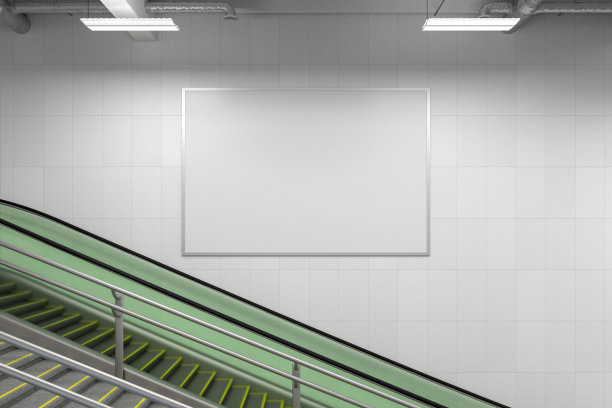 墙上有水平的海报模型，有自动扶梯和楼梯。图片下载