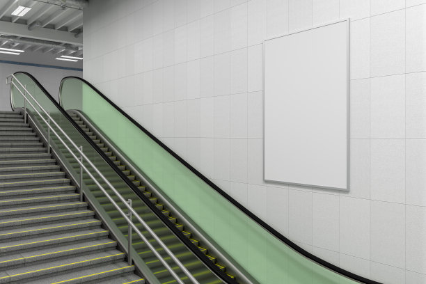 墙上竖着海报，有自动扶梯和楼梯。图片下载