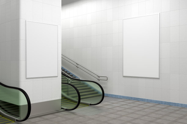 墙上贴着两张垂直的海报，上面有自动扶梯和楼梯。图片下载