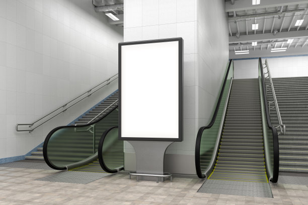 有自动扶梯和楼梯的空白广告牌。图片下载