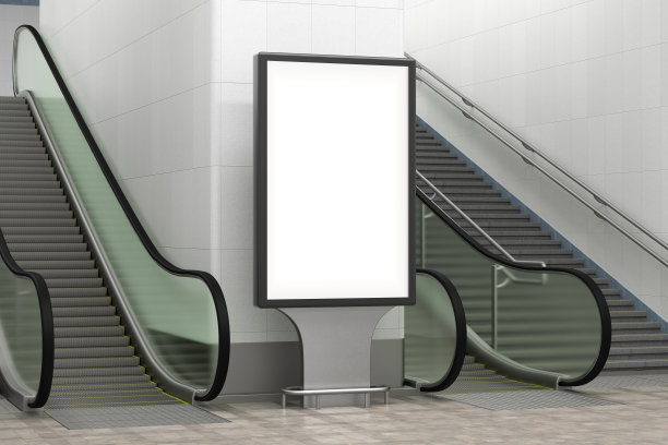有自动扶梯和楼梯的空白广告牌。图片下载
