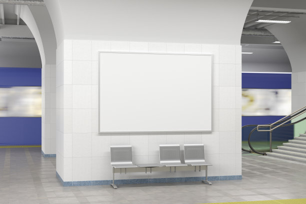 空白水平海报模拟在地下地铁站的墙上。图片下载
