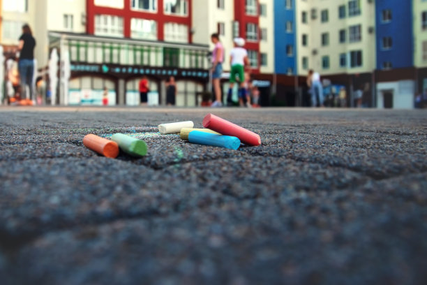 彩色粉笔在操场上画在街上。孩子们在街上画画。在幼儿园、儿童发展中心为孩子们绘制课程和创造力。沥青路面上的街头艺术。图片下载