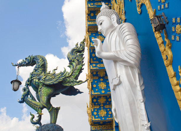 泰国北部清莱省清莱著名的容Suea Ten寺，或蓝色寺庙的大佛和龙灯图片下载