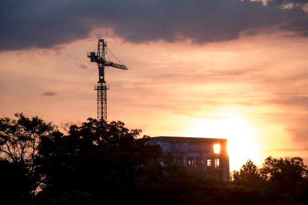 新建筑。建造新建筑。建筑起重机用于建造新结构。图片下载