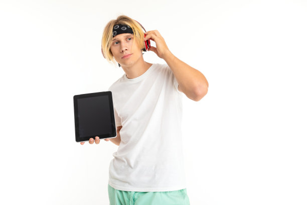 有型的白种金发男子在白色背景上隔离了药片图片下载