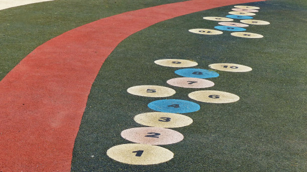 厄瓜多尔昆卡市公共公园操场上的跳房子游戏。图片下载