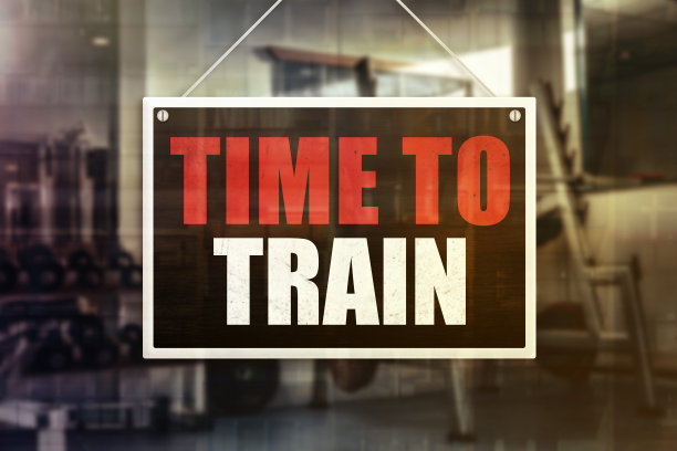 时间训练标志前的一个健身房背景。动机或鼓励概念。图片下载