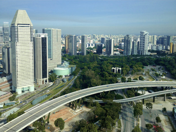 在阳光灿烂的日子里俯瞰新加坡城的商业大厦和金融区图片下载