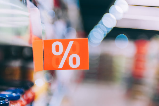 商店橱窗上醒目的折扣标签。图片下载