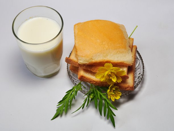 干面包和一杯牛奶孤立在白色背景。Healhty早餐菜单图片下载