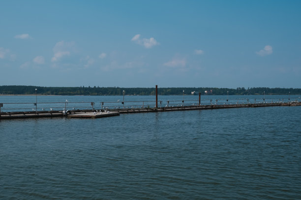 海边码头有海鸥，碧海蓝天图片下载