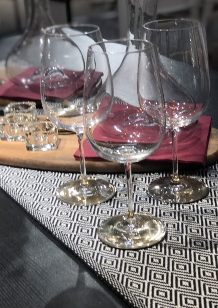 餐桌上的酒杯图片下载