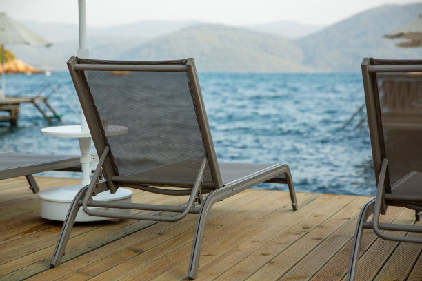 海上木制码头的躺椅和雨伞图片下载