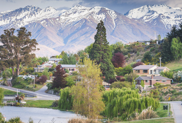 最受欢迎的旅游景点瓦纳卡住宅居民和酒店和著名的旅游目的地和景点在新西兰。图片下载