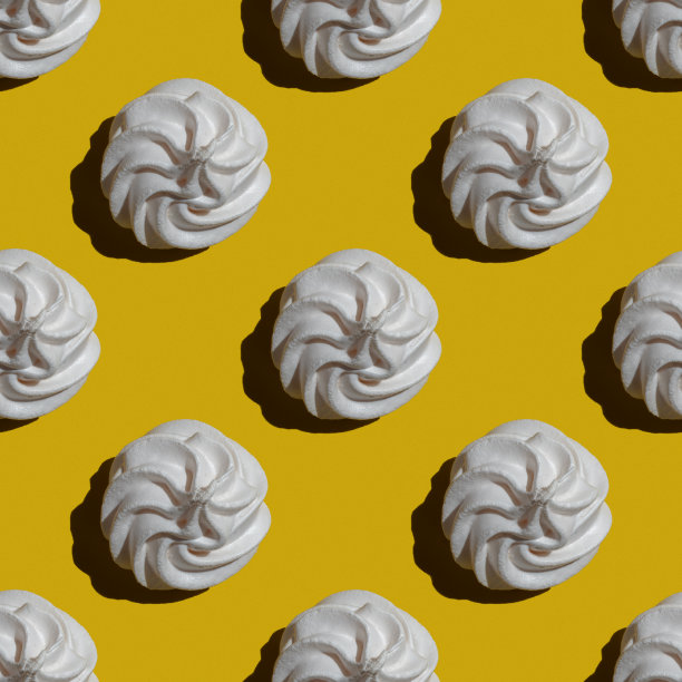 无缝棉花糖或蛋白糖霜图案孤立在黄色背景。糖果和食物主题图片下载