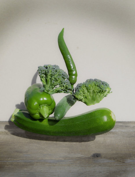 新鲜的绿色蔬菜和桌上。平衡组成。海报、横幅广告。图片下载