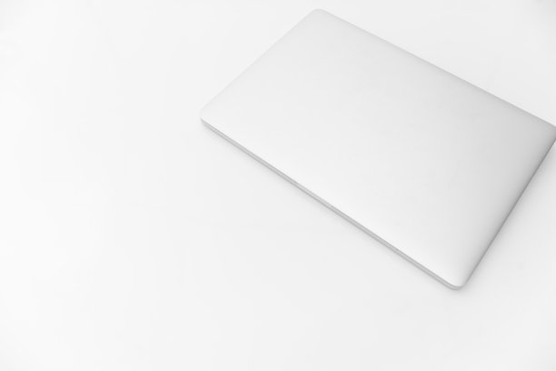 现代封闭笔记本电脑隔离在白色与复制空间图片下载