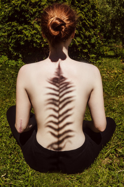 背上有蕨影的女孩。图片下载