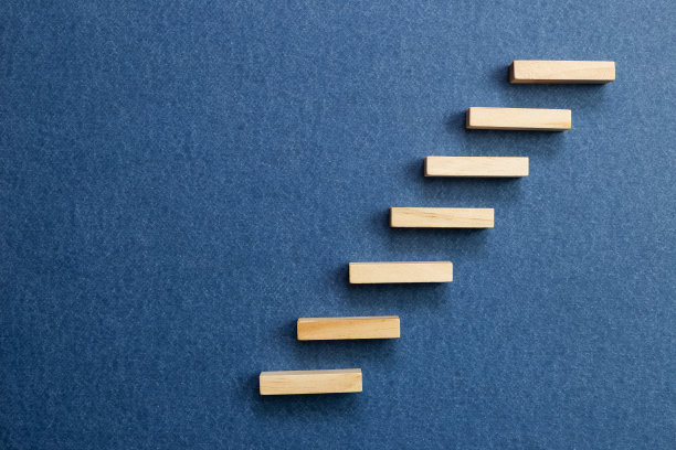 楼梯在蓝色的背景上。成长与挑战概念图片下载