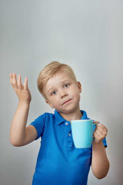 拿着蓝色牛奶杯的男孩图片下载