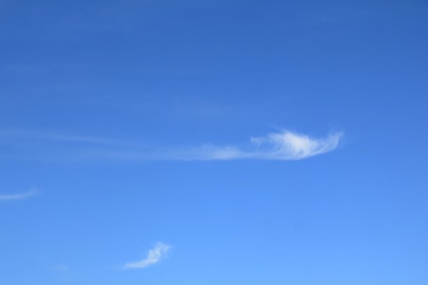 蓝天映衬着白云图片下载