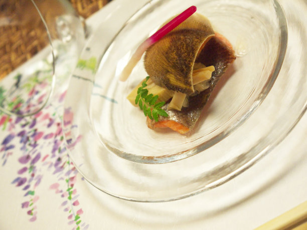 日本怀石料理饭和玻璃碗里的鲑鱼图片下载