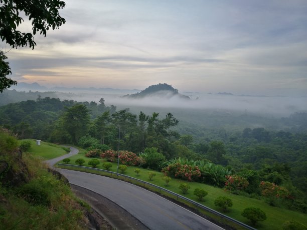 晨雾笼罩着群山图片下载