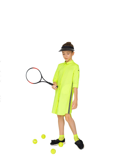 一个漂亮的12岁女孩，穿着鲜艳的运动服，手里拿着网球拍。儿童和青少年的健康生活方式。网球俱乐部的广告。完整的工作室的照片。孤立的图片下载