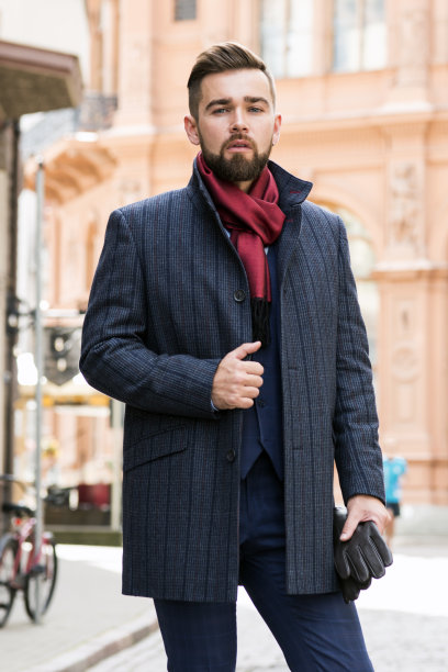 穿着西装和秋装的时尚男士在老城区摆造型图片下载