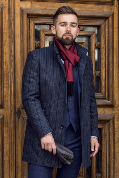 穿着西装和秋装的时尚男士在老城区摆造型图片下载