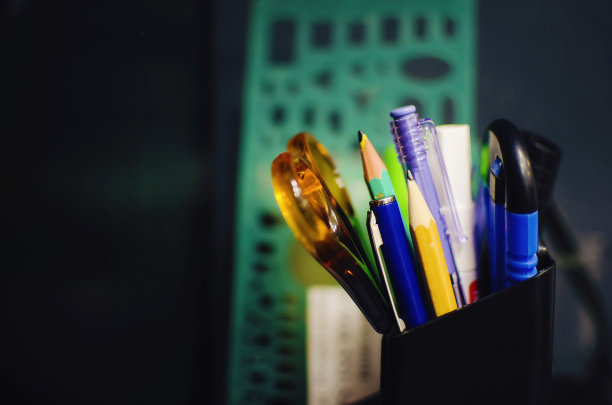 铅笔、钢笔、剪刀放在架子上。办公用品，特写，选择性聚焦。图片下载