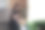 小儿子在厨房里帮妈妈做蔬菜沙拉图片下载