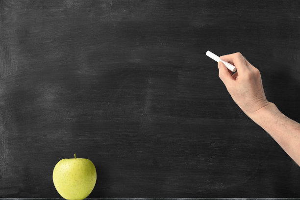 手指着黑板上的青苹果图片下载